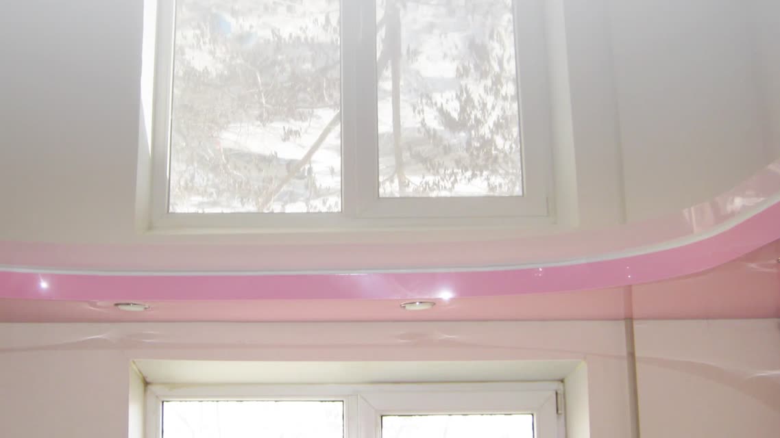 Натяжные потолки с карнизом